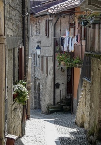 vicolo, lampione, scale, finestre, fiori, borgo, scorcio, ringhiere, panni, piante, case, palazzi, strada
