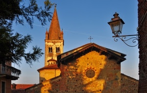 chiesa, campanile, lampione, croce, albero, rosone, ombre