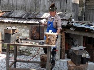 cappello, legno, artigiano, tavolo, uomo, grembiule, camicia, blu, banco, artigianato, attrezzi