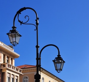 cielo, lampioni, lampione, azzurro, palazzi, balcone, blu, tetto, nero, finestre, due