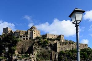 archi, nuvole, lampione, mura, cielo, lampioni, cupola, alberi, azzurro, collina, finestre, castello, bianco, fortezza, antico, verde, case, borgo