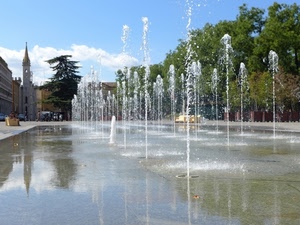 acqua, fontana, alberi, campanile, zampilli, piazza, cielo, nuvole, verde, getti, azzurro, riflessi, piante, spruzzi, riflesso