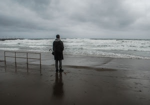 mare, spiaggia, onde, uomo, ombrello, cielo, nuvole