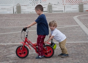 bambini, bicicletta, due, rosso, bici, casco, strada, giocare, gioco