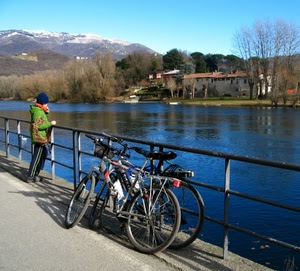 biciclette, montagne, fiume, acqua, due, alberi, ringhiera, ragazzo, ponte, bambino, case