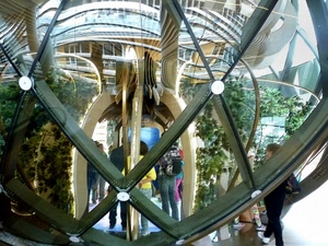 vetro, persone, expo, padiglione, sfera, riflessi, milano, trasparenza, geometrie, passanti, riflesso