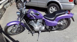 viola, ruote, moto, cavalletto, manubrio, motocicletta, auto, strada, sella, parcheggio, fanale, macchina, motore, serbatoio