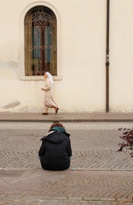 suora, finestra, arco, donna, strada, passante, tubo, ragazza, grata, grondaia, muro