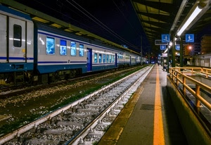 treno, stazione, binari, notte, rotaie, vagoni, giallo, blu, prospettiva, ferrovia