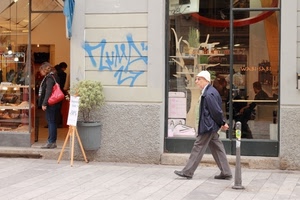 passante, vetrine, negozio, vetrina, persone, borsa, marciapiede, muro, strada, negozi, scritta, albero