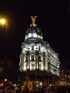 notturno, luci, palazzo, colonne, statua, lampione, persone, liberty