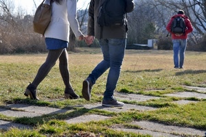 tre, scarpe, persone, prato, parco, gambe, camminare, borsa, erba, verde, zaino, coppia