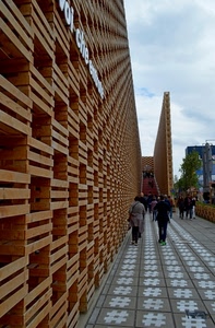 persone, cielo, legno, cassette, muro, expo, nuvole, parete, alberi, passanti, pavimento, strada, gente, milano