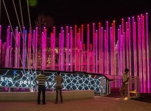 persone, luci, expo, viola, tre, tubi, colori, padiglione, notte, pali, rosa, notturno