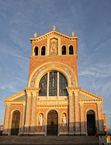 chiesa, vetrata, statue, facciata, campane, porte, scalinata, cielo