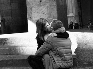 bacio, bianconero, due, gradini, ragazzi, donna, coppia, scalini, innamorati