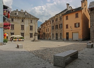 piazza, panchine, obelisco, fiori, monumento, finestre, palazzi, nuvole, paese, ombrelloni, case