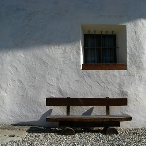 finestra, panchina, legno, muro, bianco, sassi, ombra, inferriata, casa, grata, sole, ombre, inferriate, ghiaia