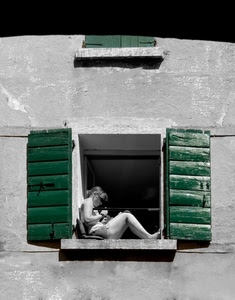 verde, finestra, persiane, davanzale, ragazza, donna, ante, seduta