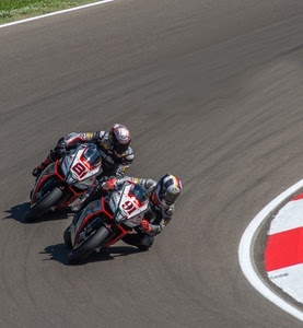 pista, moto, due, curva, motociclisti, strada, corsa, motociclette, numeri, gara, rosso