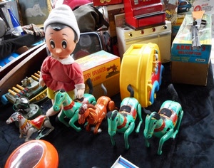 pinocchio, cavalli, giocattoli, giochi, verde, giallo, colori, rosso, fucile, burattino