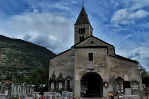 chiesa, campanile, cimitero, tombe, nuvole, cielo, arco, montagna, croci, finestre, lapidi, bifora, blu