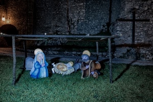 presepe, giuseppe, gesù, madonna, erba, verde, maria, bambino, prato, capanna, luce, lampione, natività, bue, grotta, pietra, nascita, mura, asinello