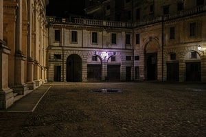 piazza, archi, finestre, notturno, notte, lampioni, porte, luci, palazzi, pozzanghera, palazzo