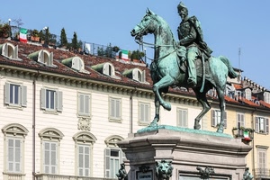 abbaini, cavallo, monumento, finestre, palazzo, statua, cavaliere, bandiere, equestre, bronzo, piedistallo, piazza, case, persiane, cielo, scultura, re, terrazzo, bandiera, torino