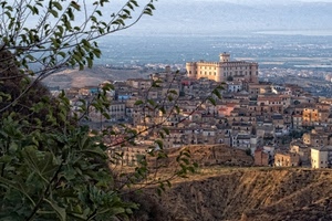 castello, case, panorama, torri, foglie, piante, città, finestre, verde, pianura, borgo, tetti, torre, collina, lago, paese, paesaggio, merli, balconi, rami
