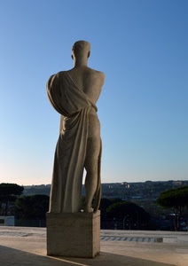 statua, cielo, piedistallo, spalle, azzurro, marmo, gamba, panorama, alberi, schiena, scultura, cubo, pavimento, testa, ombre
