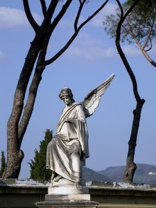 alberi, angelo, statua, marmo, cielo, ali, azzurro, bianco, colline, nuvole, montagne, tronchi, ala, rami, verde, piedistallo