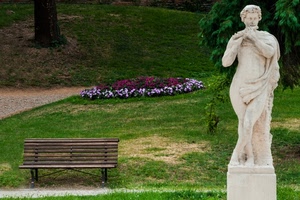 panchina, statua, fiori, aiuola, prato, erba, verde, marmo, giardino, parco, tronco, piante, alberi, bianco, foglie, albero
