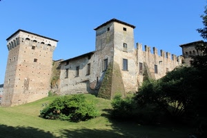 castello, torri, merli, prato, verde, finestre, alberi, torre