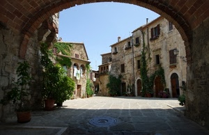 arco, piazza, vasi, case, portico, piante, borgo, verde, cortile
