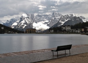 panchina, lago, neve, acqua, montagne, nuvole, cielo, montagna, case, alberi, cime, palazzi, bianco