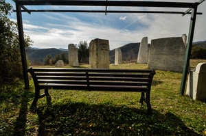 panchina, pietre, prato, ombra, nuvole, verde, cielo, sculture, controluce