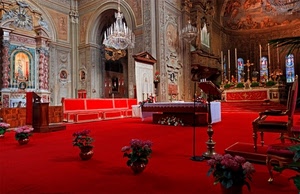 chiesa, altare, rosso, fiori, interno, lampadari, leggio, piante, sedia