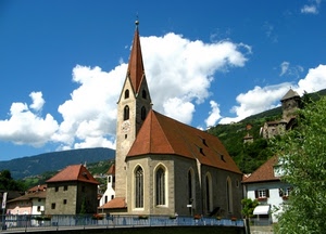 chiesa, campanile, nuvole, cielo, finestre, tetto, case, alberi, orologio, verde, montagne, piante, tetti, albero, guglia, azzurro, paese, montagna