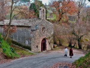 chiesa, strada, alberi, autunno, chiesetta, persone, donne, lampione, campanile, bosco