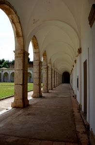 portico, archi, prato, colonne, pilastri, chiostro, erba, verde, porticato, prospettiva, alberi, porta, volte