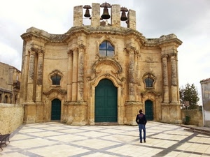 campane, chiesa, colonne, piazza, uomo, finestre, barocco, tre, porte, persona, portoni