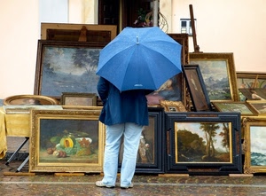 ombrello, quadri, azzurro, uomo, pioggia, cornici, blu, mercato, mercatino, esposizione, passante, giacca, bancarella, dipinti, strada, persona