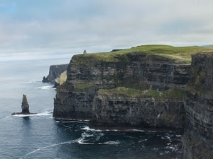mare, scogliera, cielo, verde, scogli, acqua, roccia, erba, nuvole, scoglio, prato, prati, rocce, costa, onde, schiuma, scogliere, azzurro, promontorio