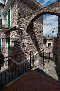 arco, ringhiera, lampione, cielo, case, balcone, pietre, nuvole, finestre, scala, verde, pietra, finestra, scalini, ombra, cavi
