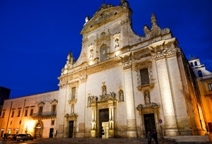chiesa, luci, cielo, notturno, portoni, finestre, notte, colonne, facciata, blu, automobili, porte, portone, statue, barocco, persone