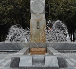 fontana, marmo, acqua, alberi, zampilli, verde, grigio, vasca, pietra, cerchio, geometrico, geometrie