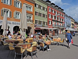 ombrelloni, tavolini, sedie, piazza, finestre, persone, palazzi, case, passante, bar, rosso, verde, tende, città, insegne, relax, arancione, caffè, ombre, negozi