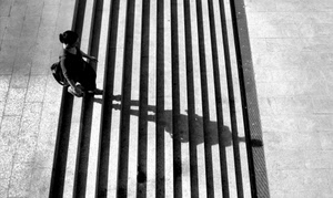 ombra, bianconero, donna, gradini, ombre, scale, scalini, scala, scalinata, linee, zaino, ragazza