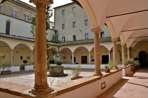 colonne, archi, pozzo, chiostro, piante, finestre, vasi, porte, cortile, capitelli, verde, convento, portico, ombra
